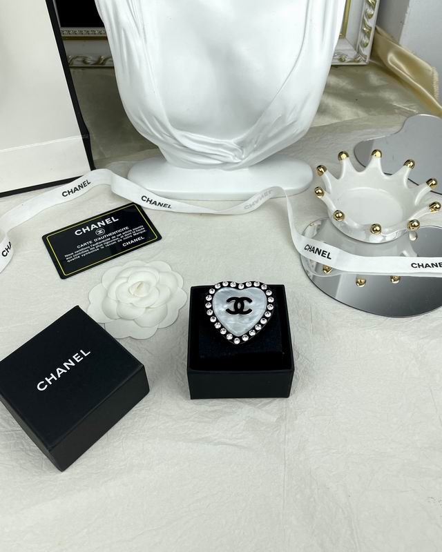 Chanel Brooch 03yxs142